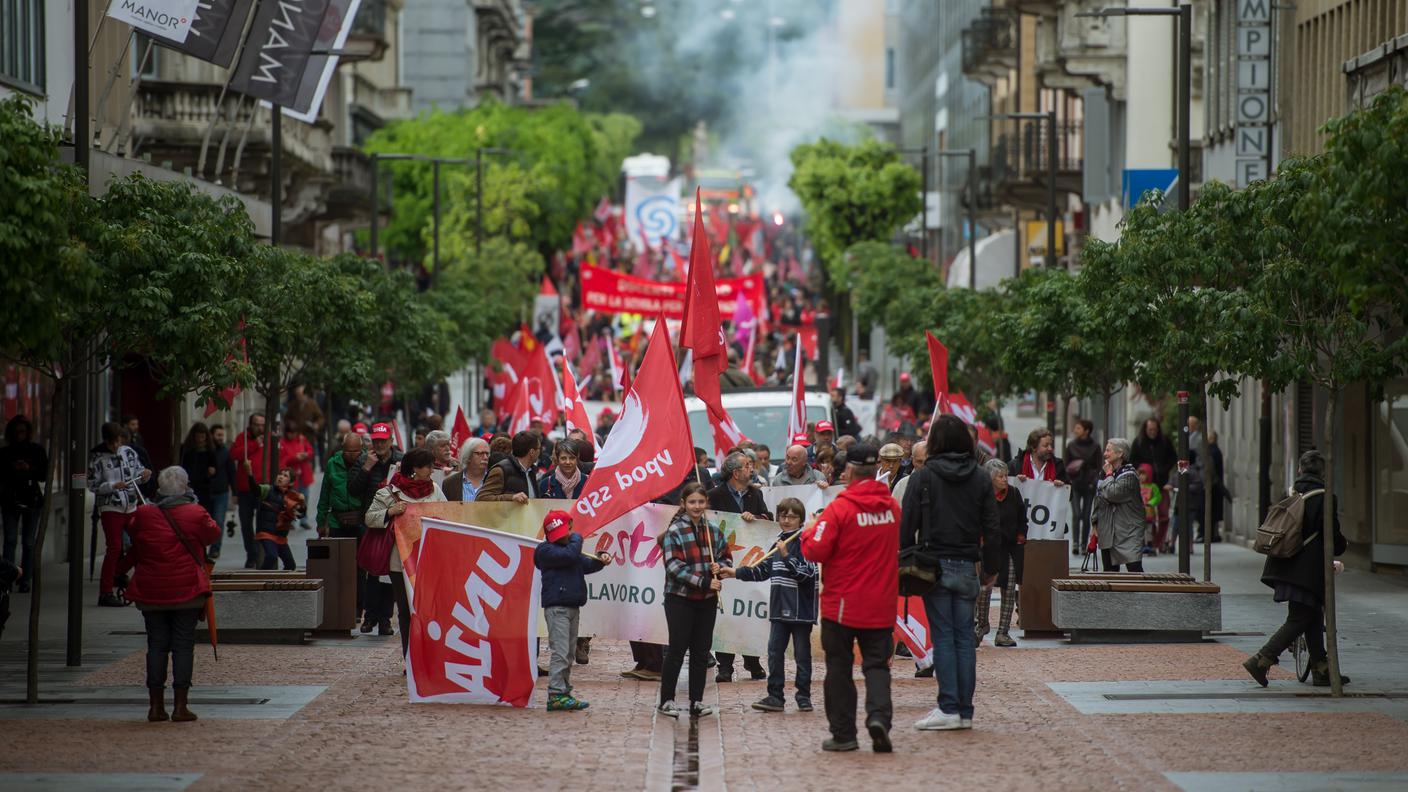 Il corteo passa in Viale Stazione