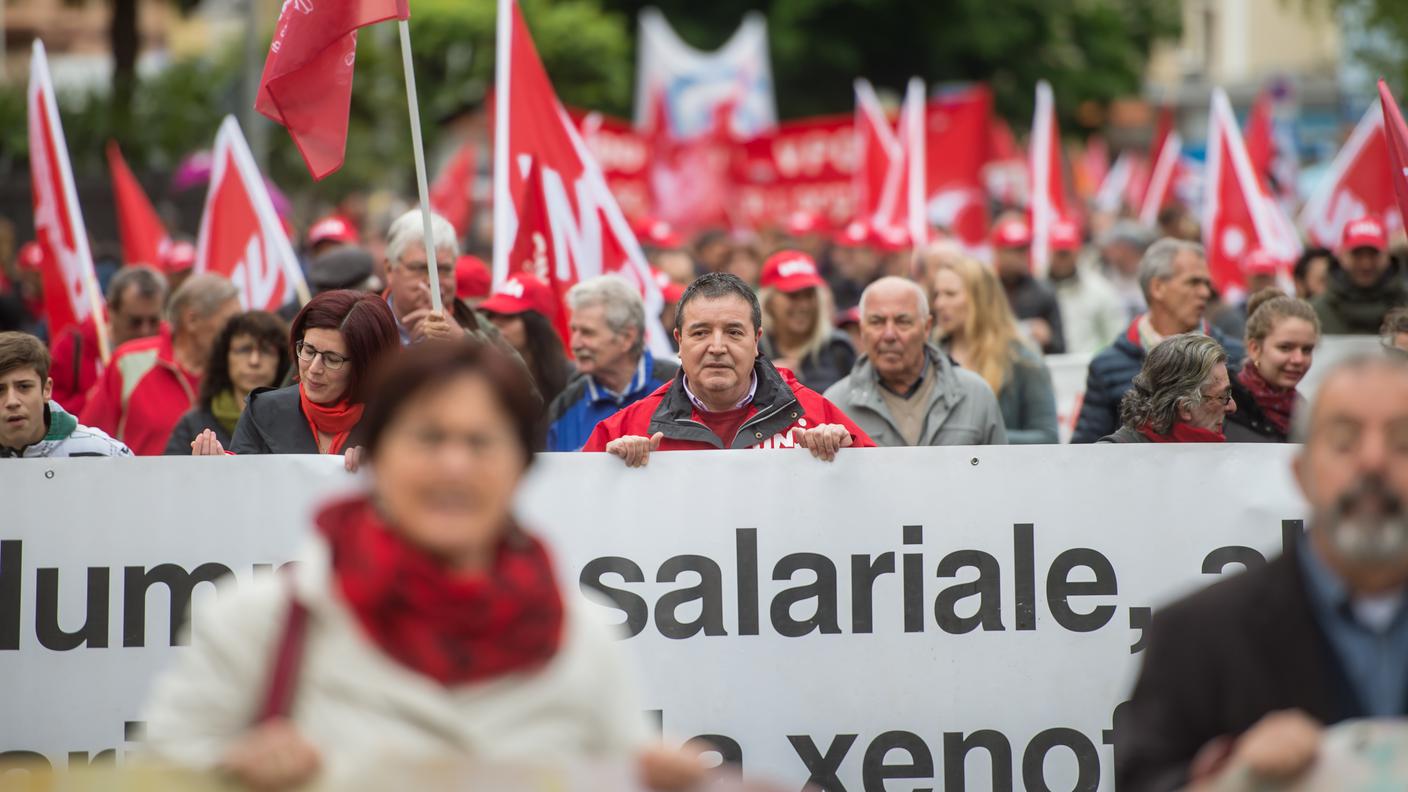 Un corteo colorato da bandiere e striscioni