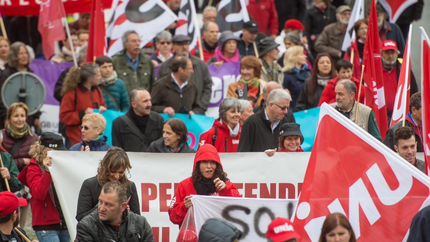 Le bandiere dei sindacati a Bellinzona