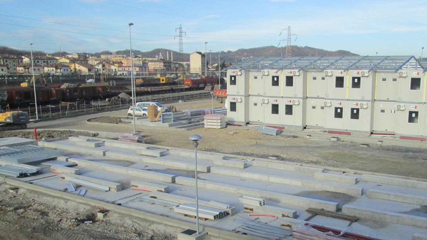 Da un lato il paese, dall'altro l'area di cantiere