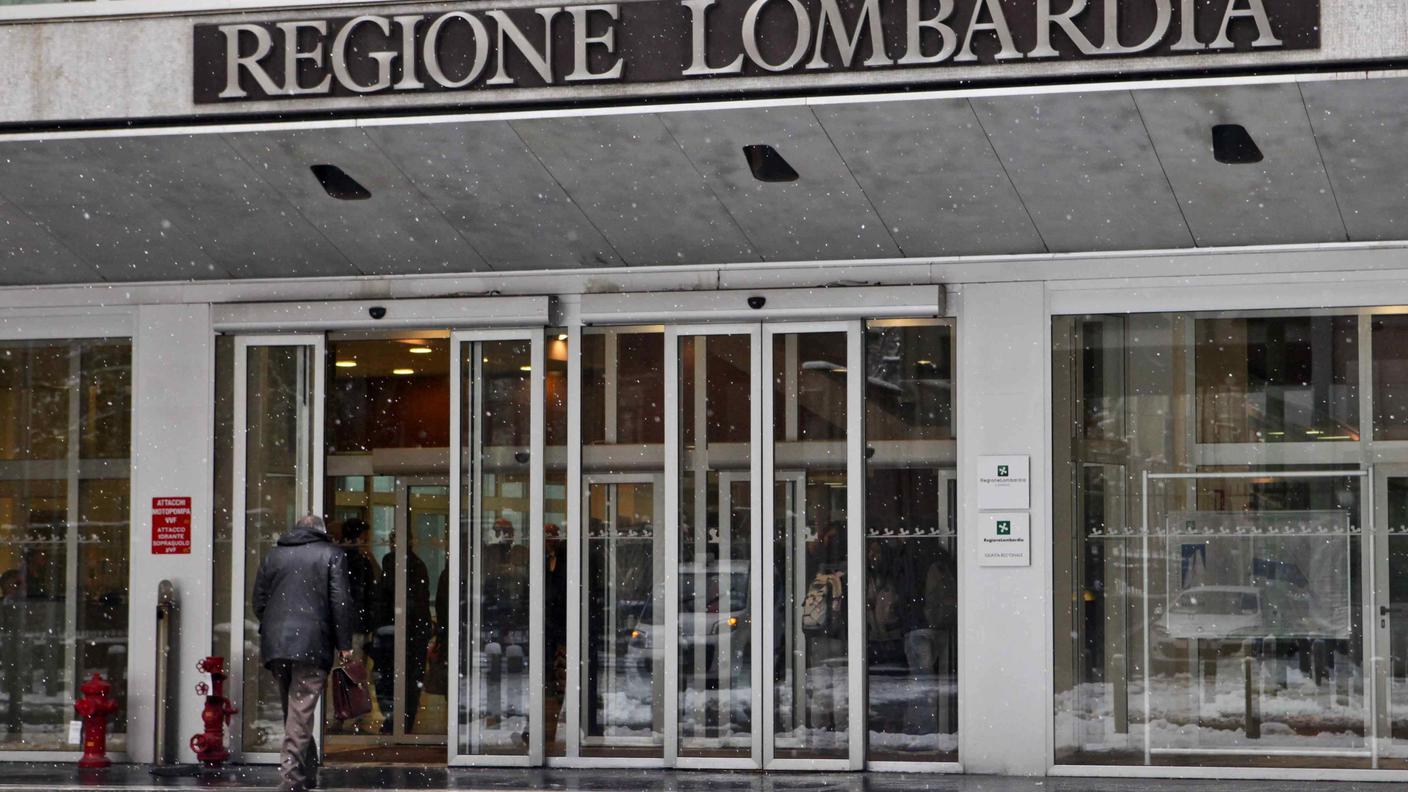 L'ingresso del grattacielo Pirelli, sede della Regione Lombardia