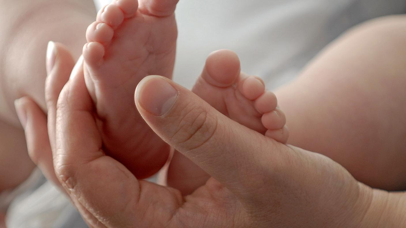 Stabile il numero di nascite, aumentano i decessi