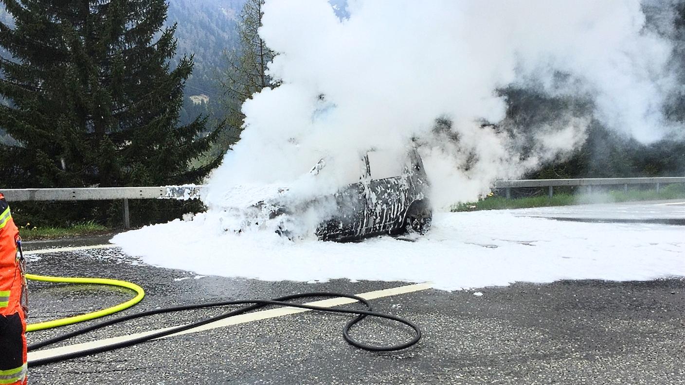 Quel che resta della vettura una volta domato l'incendio