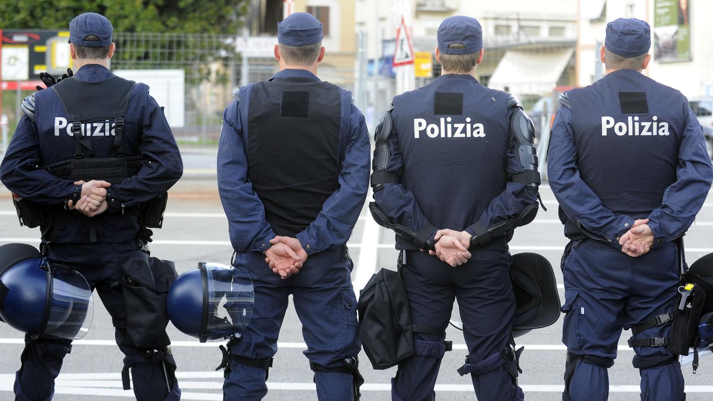 Tensione tra tifosi e gli agenti che scortavano il corteo