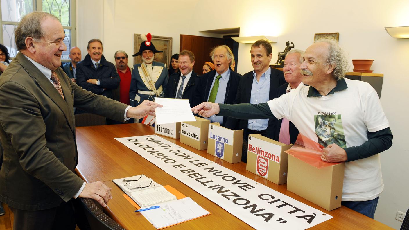 La consegna delle firme avvenne nel 2012