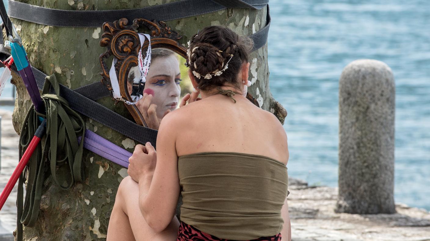 Un'artista si trucca prima di andare in scena