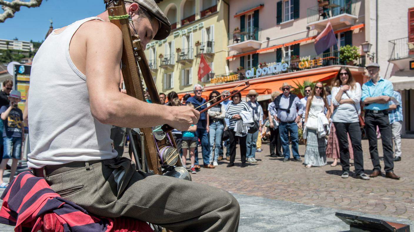 Un musicista sul lungolago di Ascona