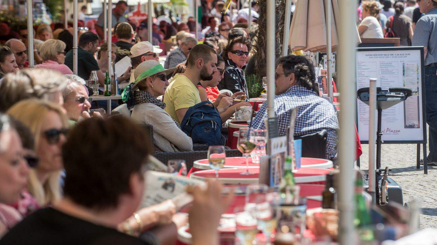 Ascona: turisti seduti ai tavolini dei bar sul lungolago