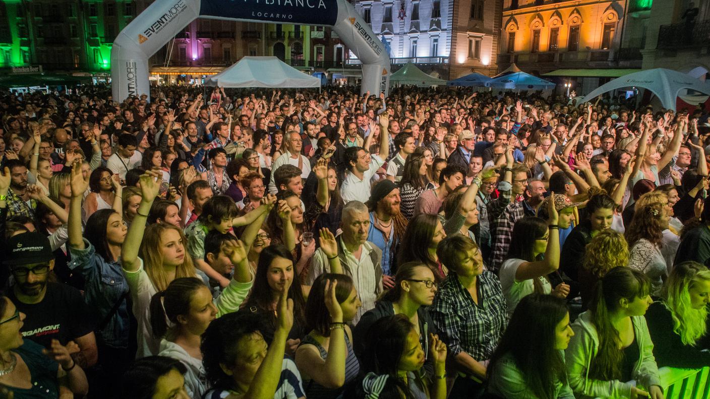 Piazza Grande gremita durante il concerto per la Notte Bianca (archivio)