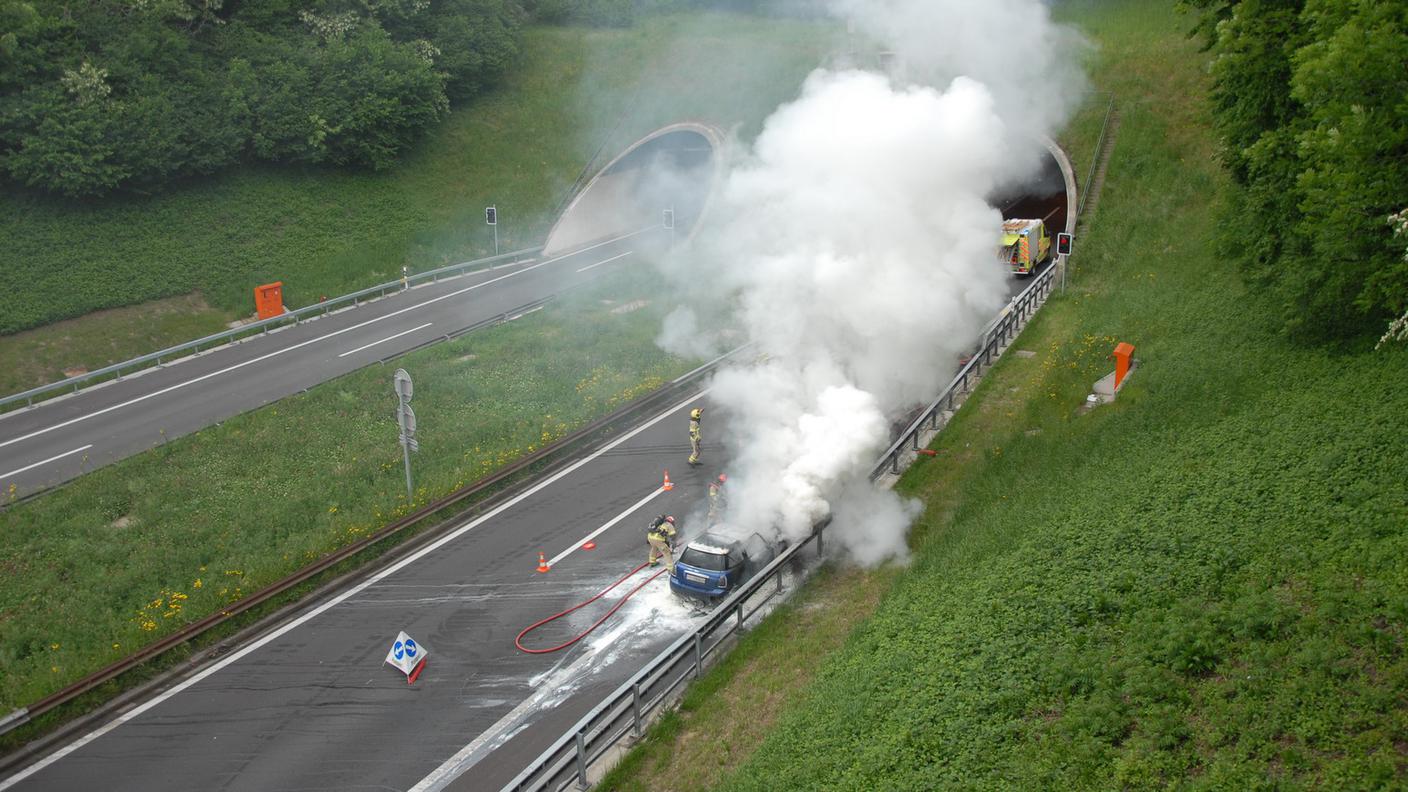 I pompieri spengono l'auto in fiamme al Dosso di Taverne