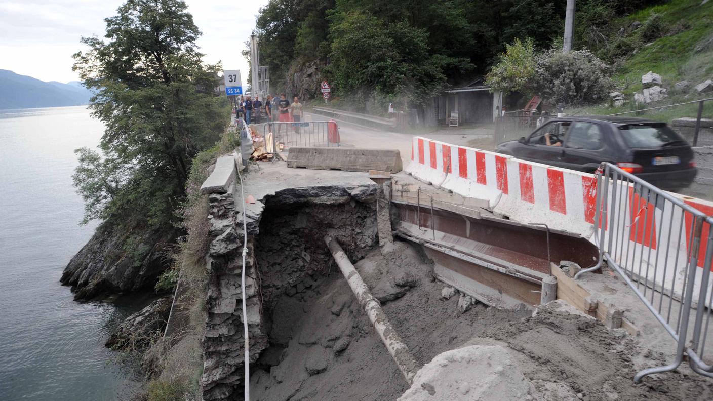 Un importante smottamento danneggiò la SS34 nel luglio 2009