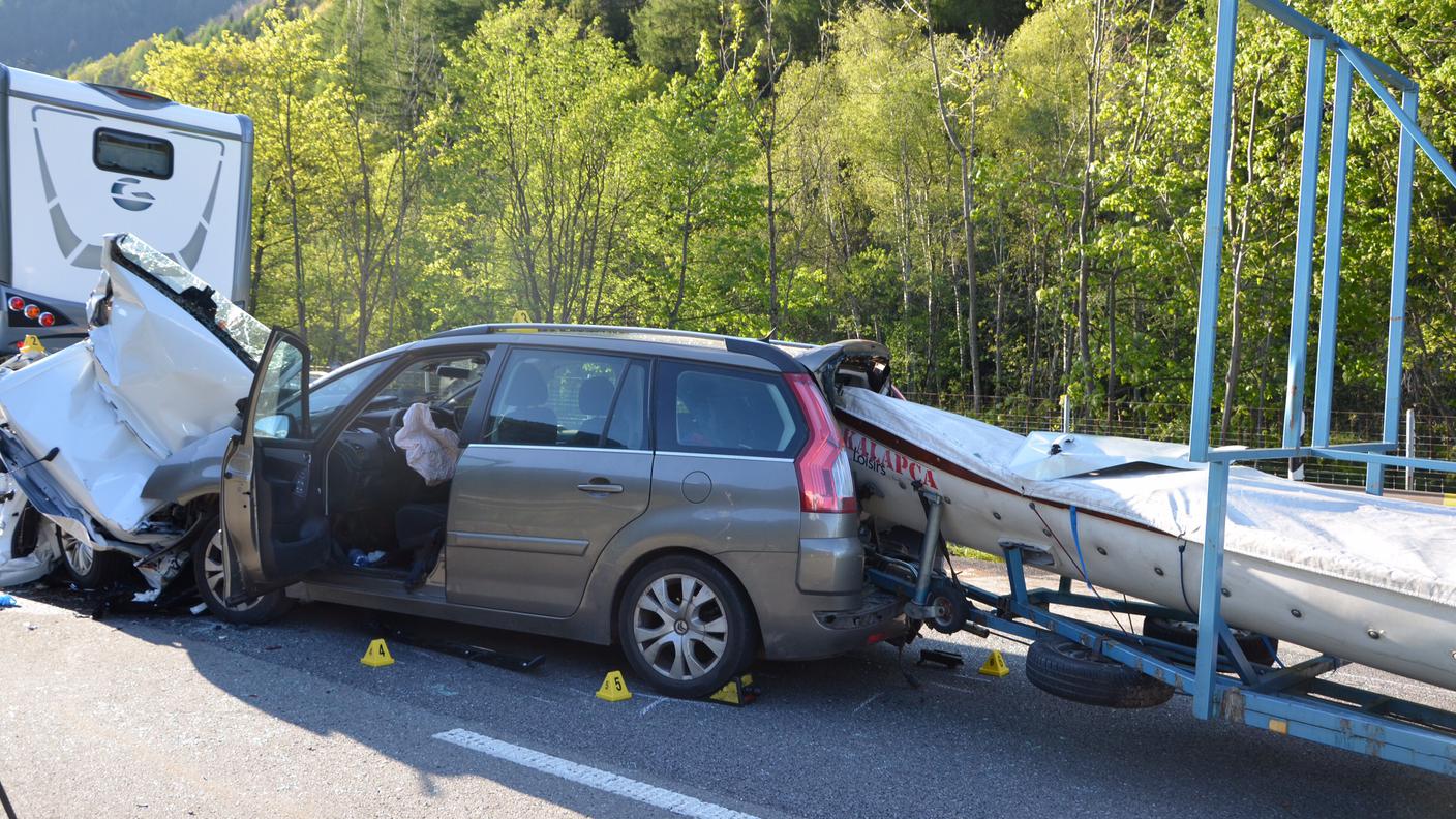 L'auto delle vittime è rimasta schiacciata fra il camion e quella che l'ha tamponata