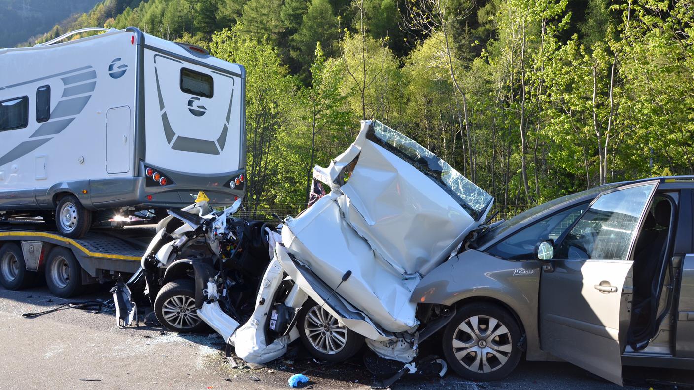 Il camion trasportava due camper