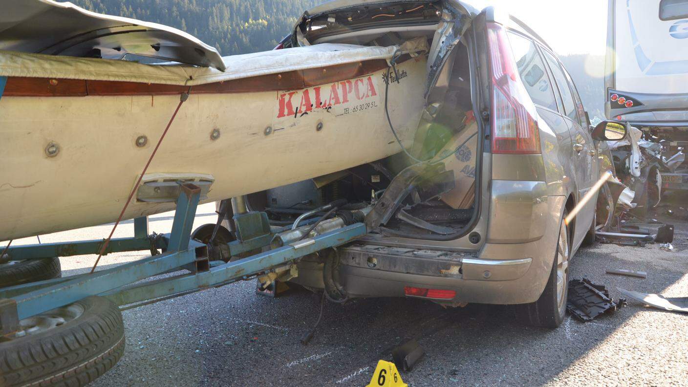 L'auto del conducente francese è stata trafitta dalla barca che stava trainando