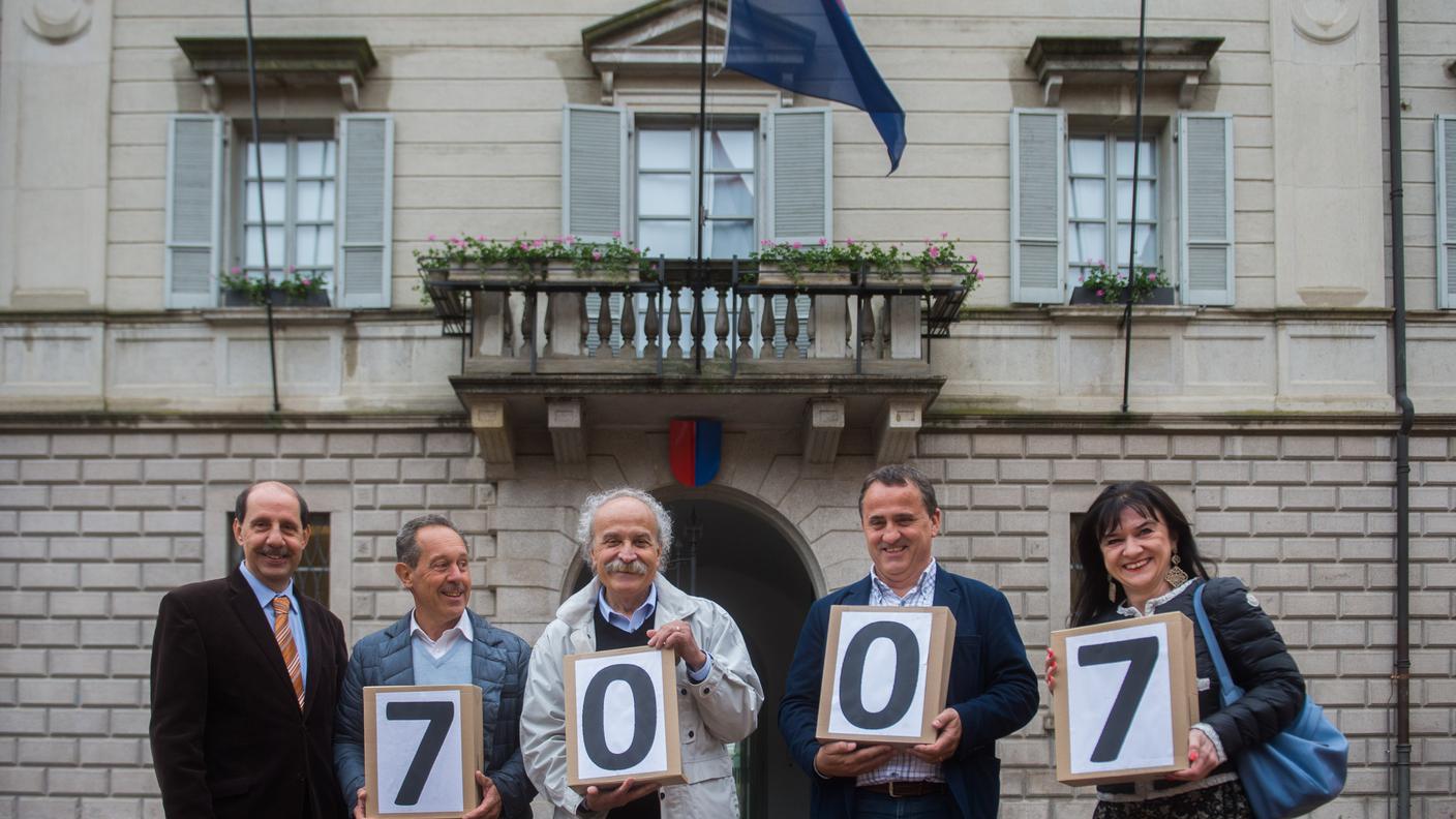 La consegna dell'iniziativa in Piazza Governo a Bellinzona