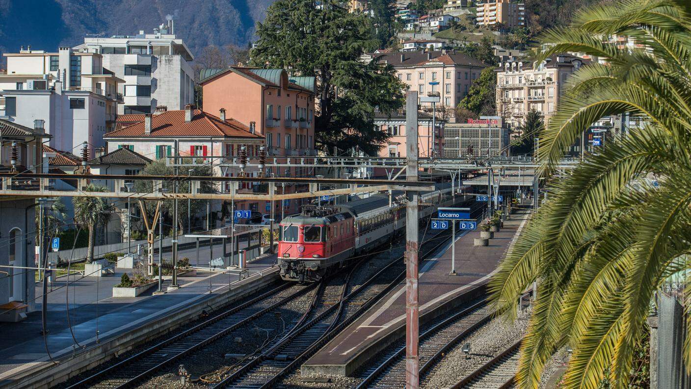 La stazione ferroviaria FFS di Locarno con un treno in partenza