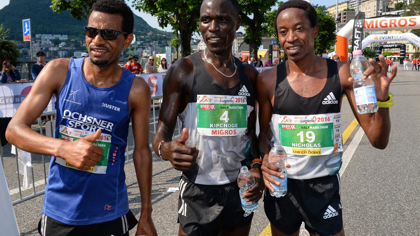 Il podio della mezza maratona maschile con da sinistra lo svizzero Abraham Tadesse (terzo) ed i due kenyioti Cosmas Jairus Kipchoge (vincitore) e Mulinge Makau Nicholas (secondo)