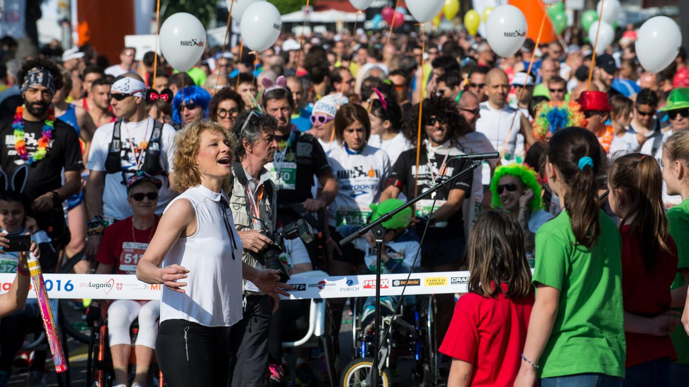 Prima della partenza il coro dei bambini intona l'inno svizzero
