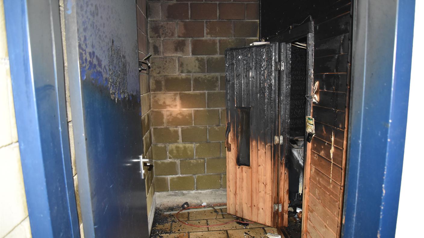 I danni causati dalle fiamme al locale sauna bruciato a San Bernardino