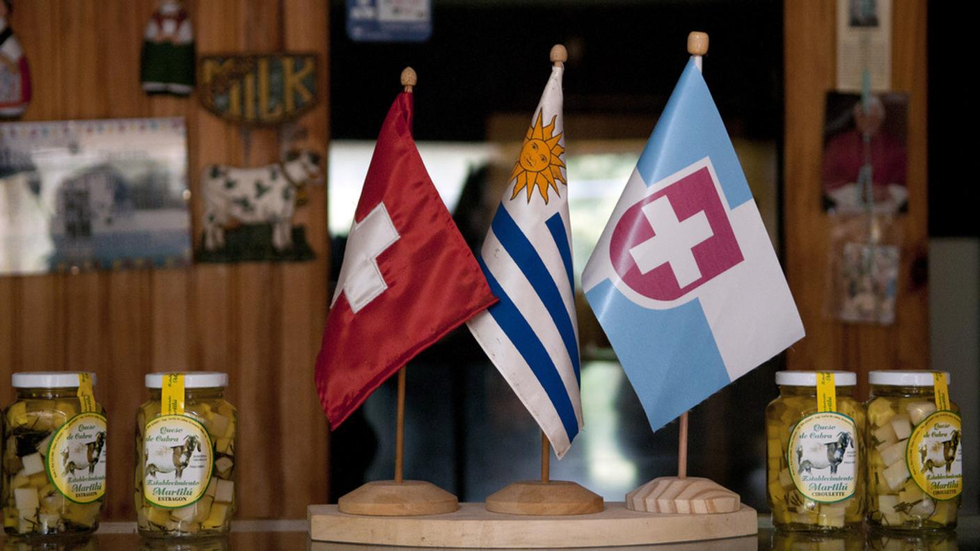 A destra la bandiera del comune di Nueva Helvecia