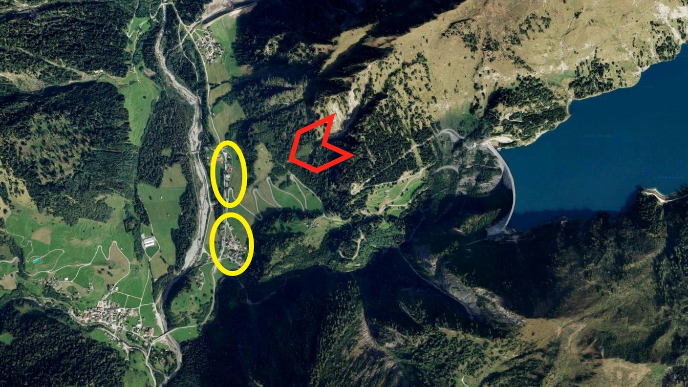 La zona del distacco in rosso e le abitazioni in giallo