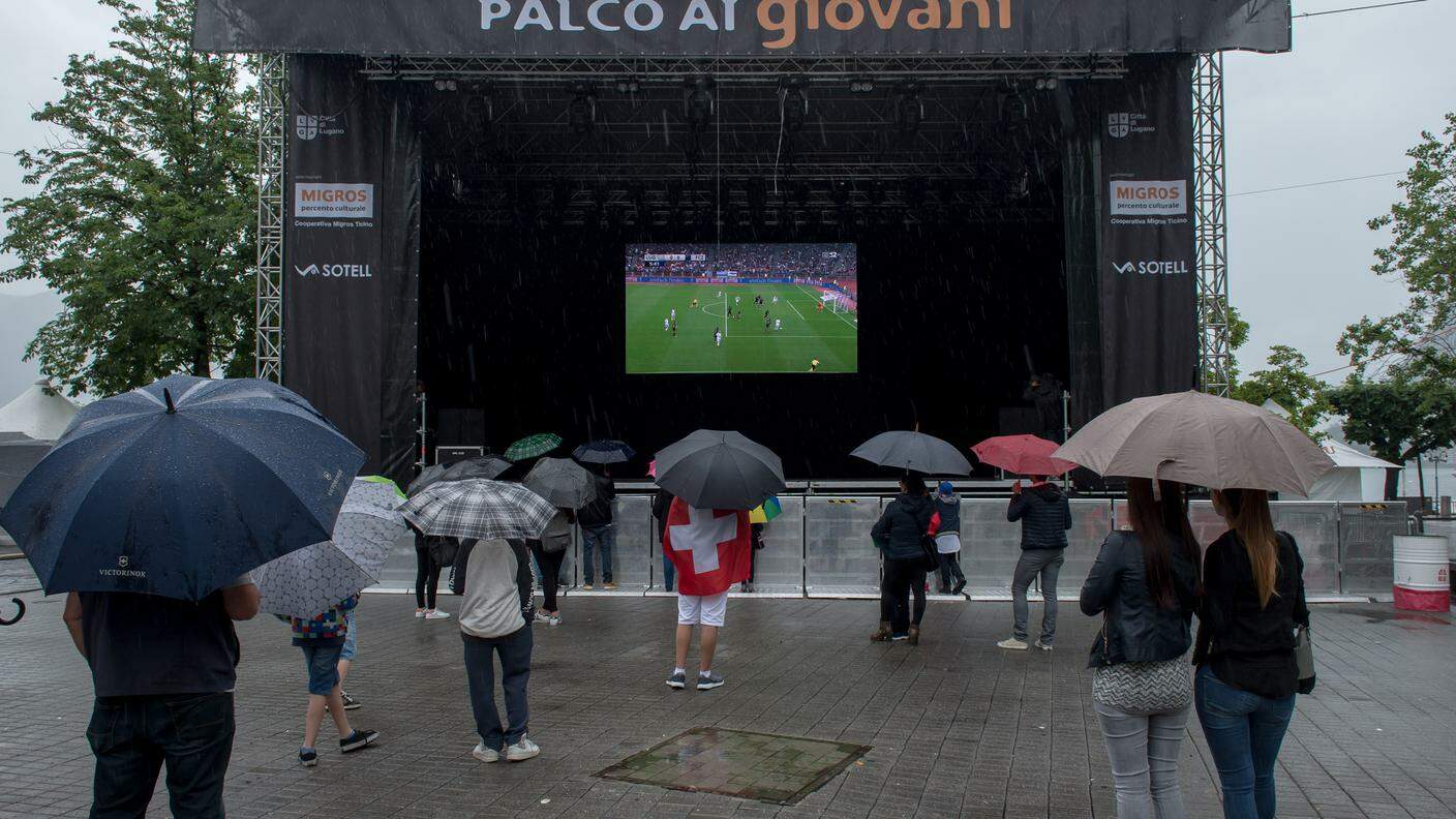 Poche persone hanno sfidato la pioggia per assistere alla partita in Piazza Manzoni