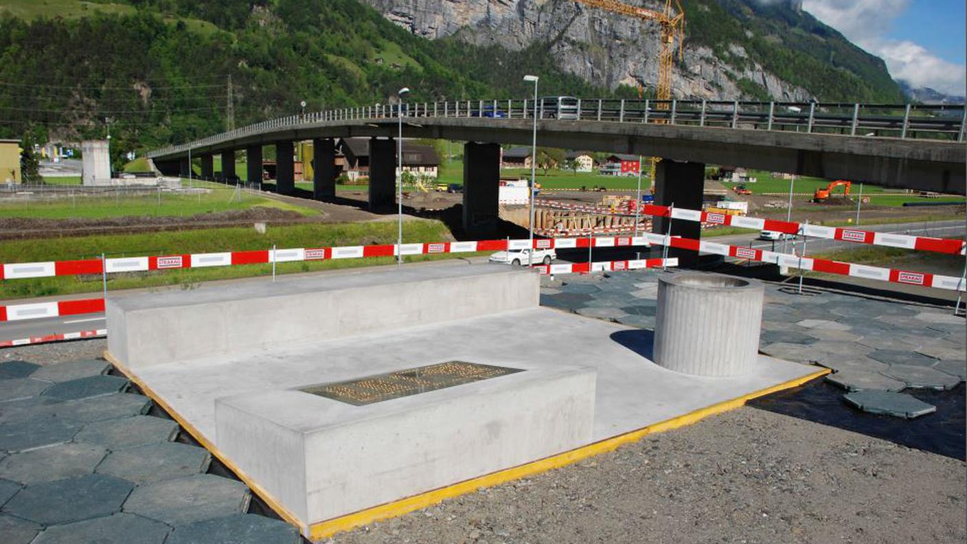 Il monumento che ricorda le nove vittime della galleria di base del S. Gottardo