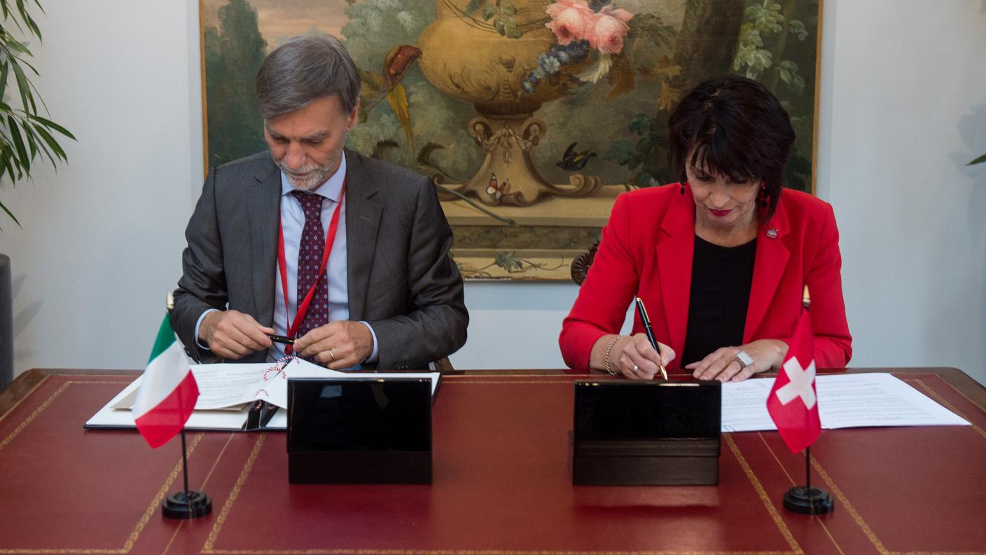 La firma tra Graziano Delrio e Doris Leuthard