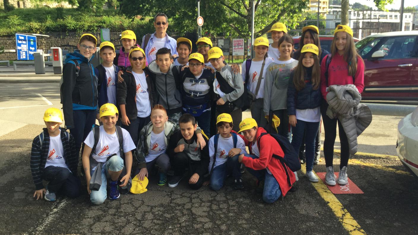 Eccoli i ragazzi della 5.a/B di Pregassona alla Stazione FFS di Lugano 