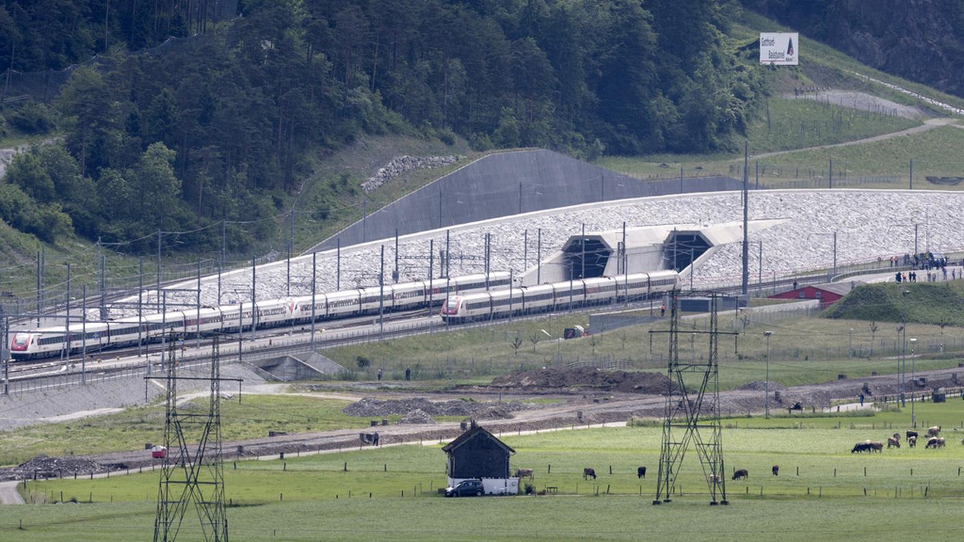 Due treni fianco a fianco sulla vecchia e sulla nuova linea del S. Gottardo, tra sei mesi sarà una scena quotidiana