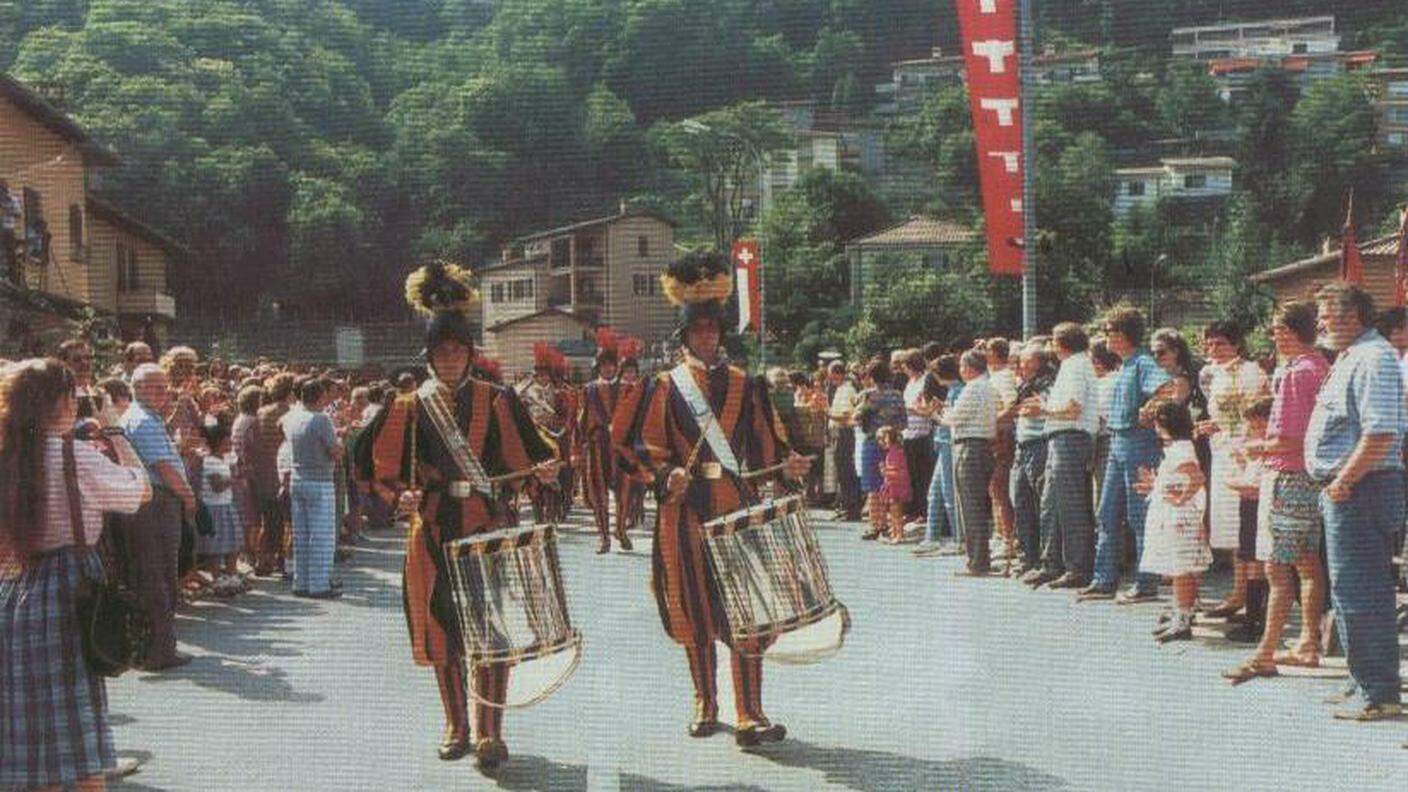 Festa federale di musica, giugno 1991. La banda della Guardia pontifica sfila a Canobbio