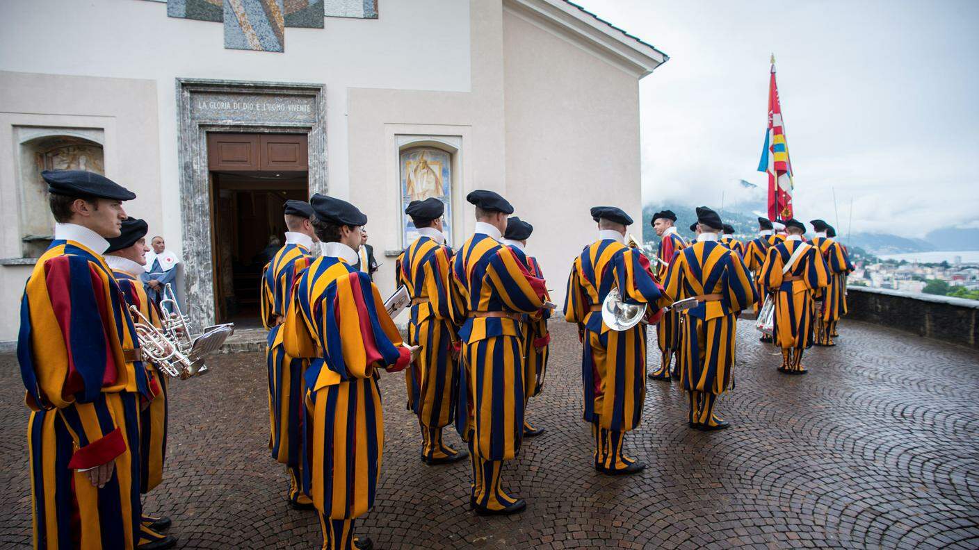 L'ex banda della Guardia Pontificia raggiunge a chiesa di Canobbio