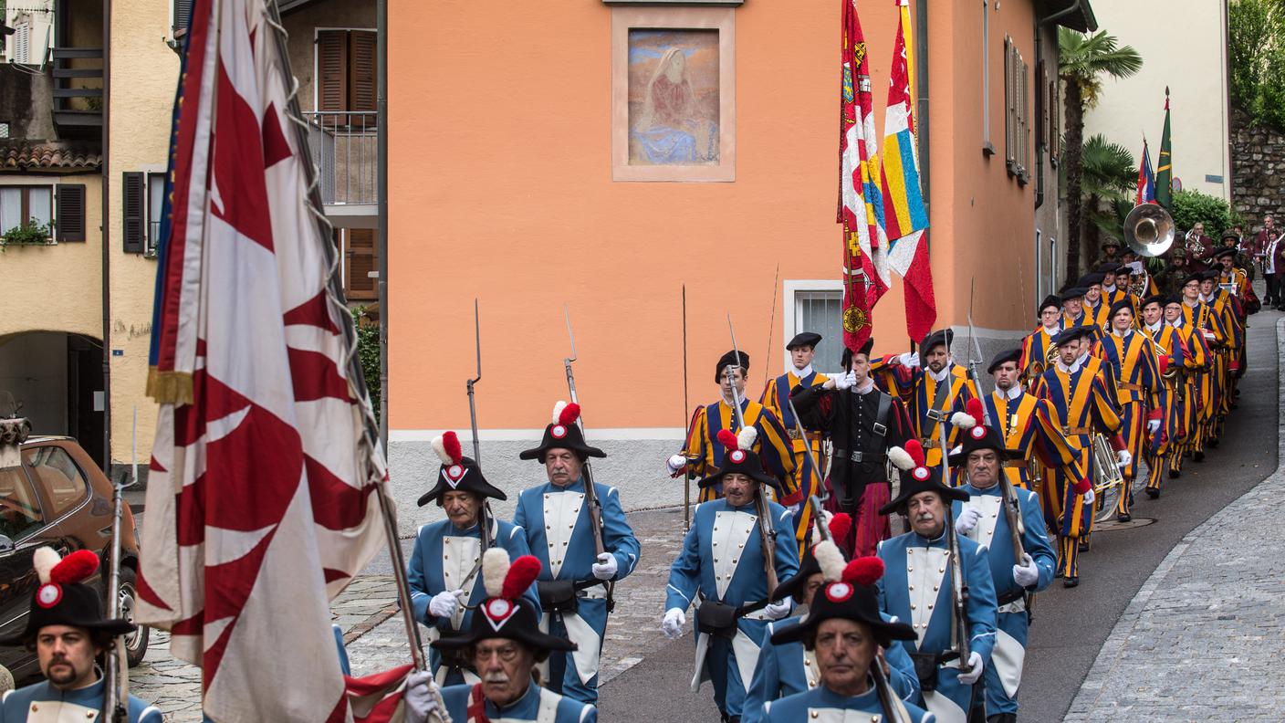 I suonatori scortati dal Corpo volontari luganesi e dalla Banda civica di Canobbio