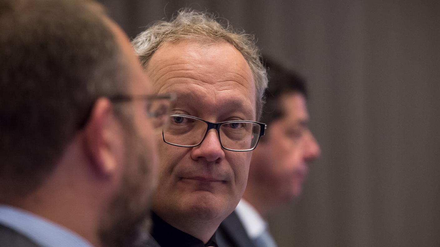 Mauro Ermani, presidente uscente del Tribunale d'appello, mentre discute con Norman Gobbi consigliere di Stato 