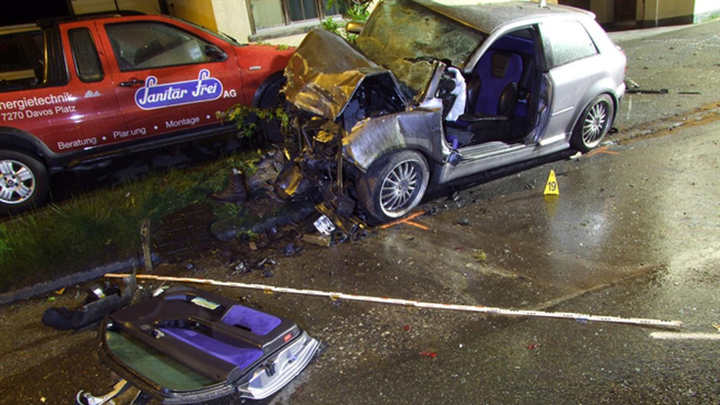 L'auto ha colpito un palo della luce e due vetture prima di fermarsi