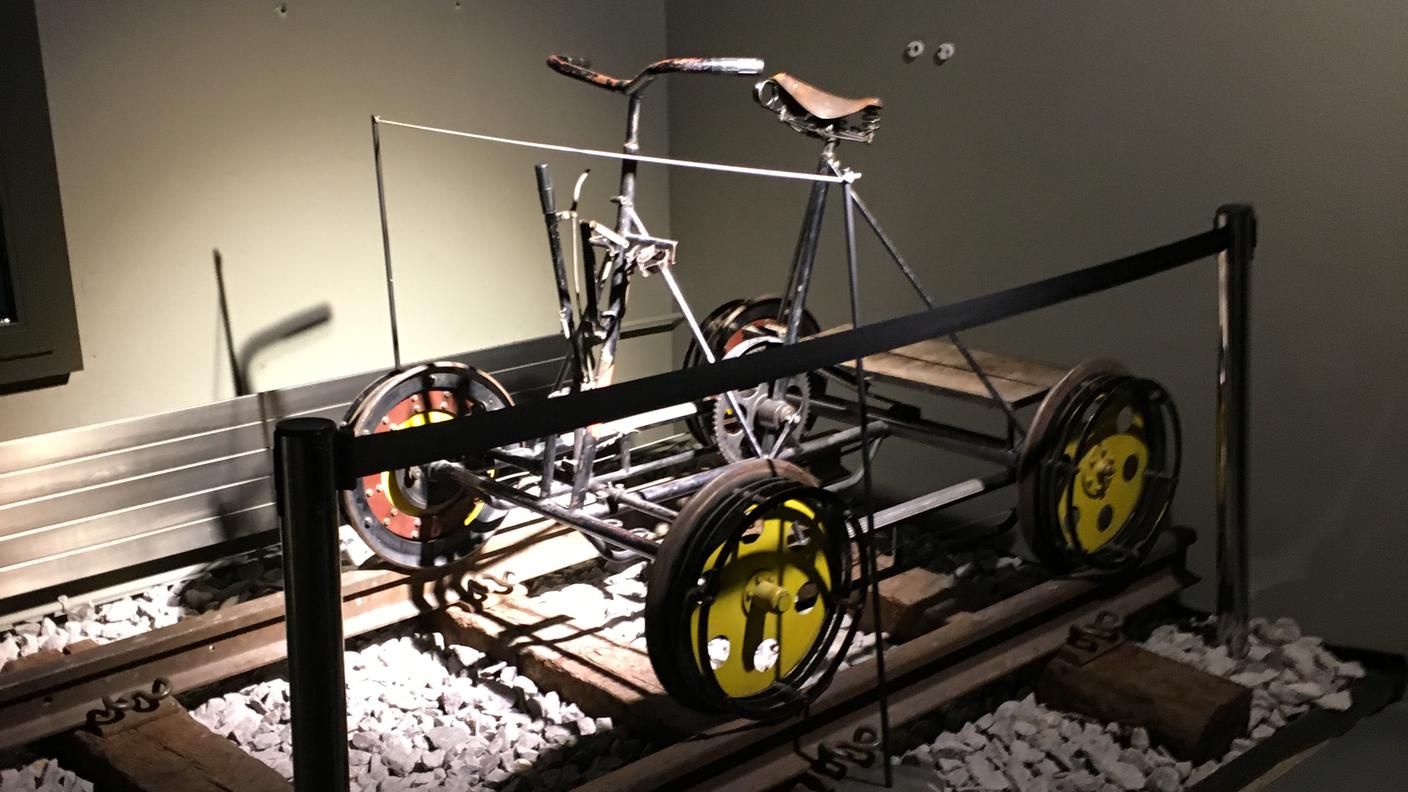 La bicicletta ferroviaria esposta al Museo ferroviario dell'Albula