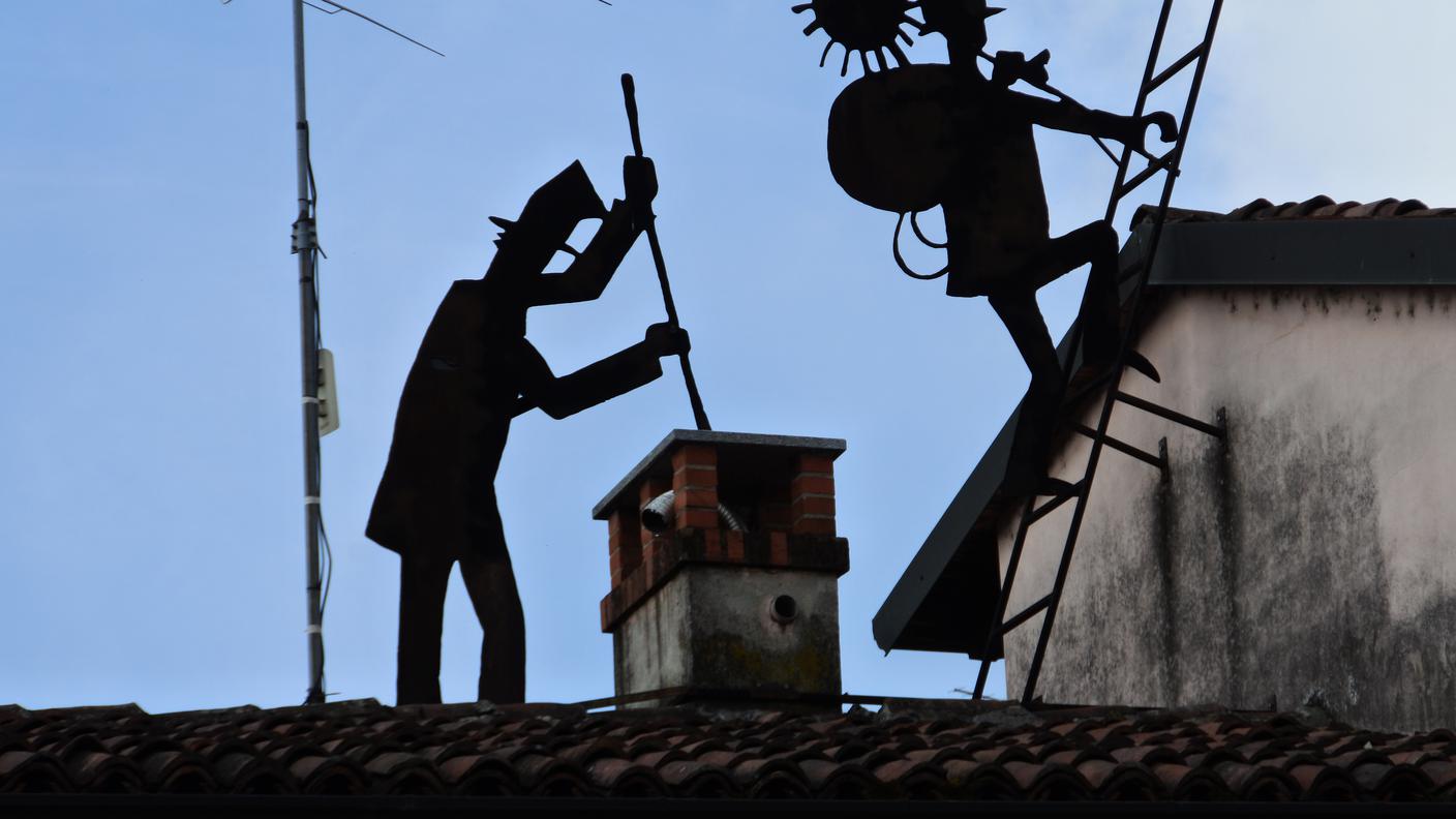 Sagome di spazzacamini ovunque nel borgo