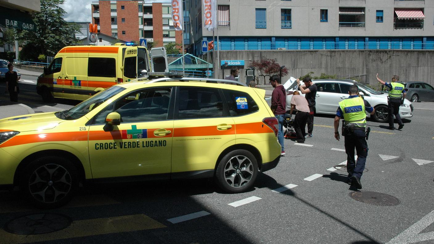 Gli agenti controllano il traffico mentre vengono somministrate le prime cure