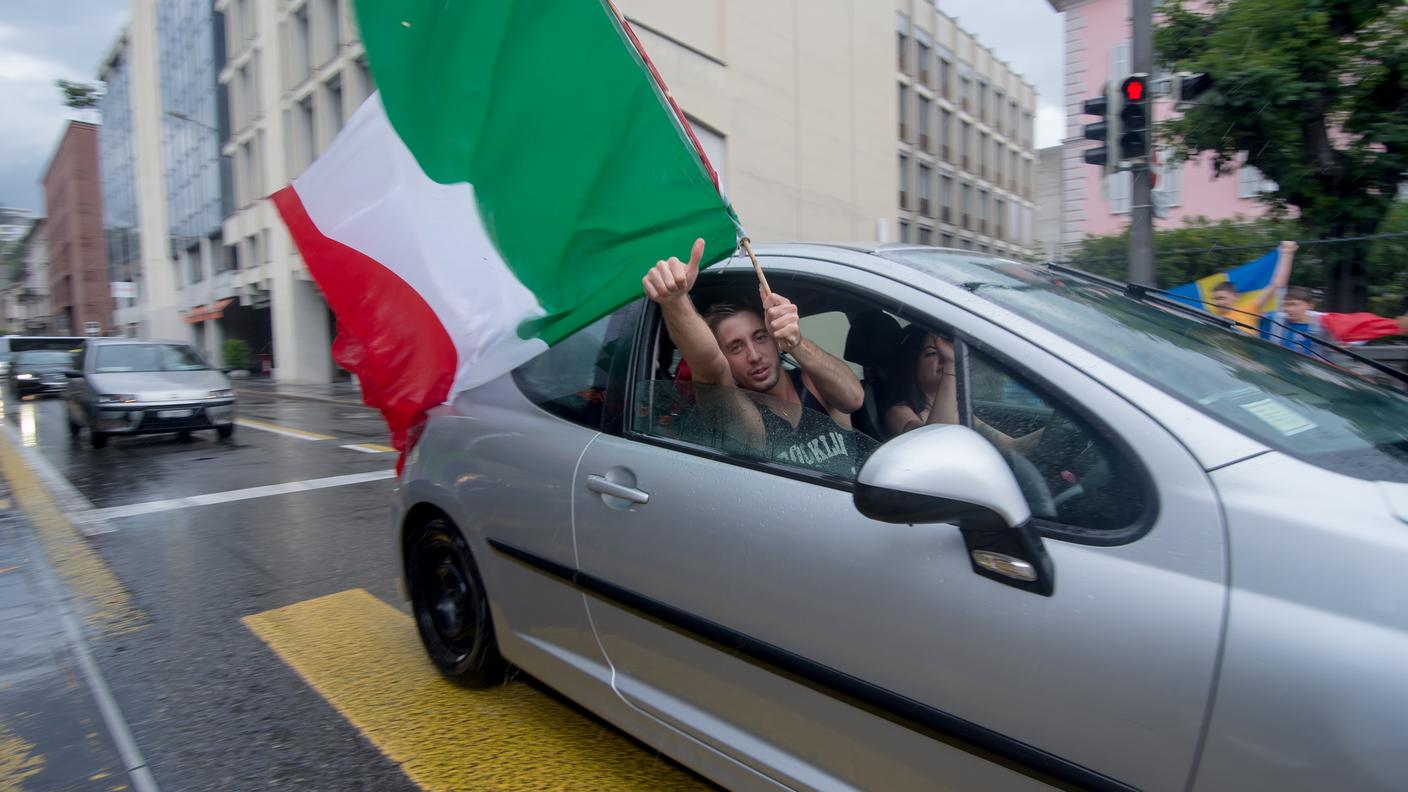 I tifosi italiani festeggiano la seconda vittoria della nazionale