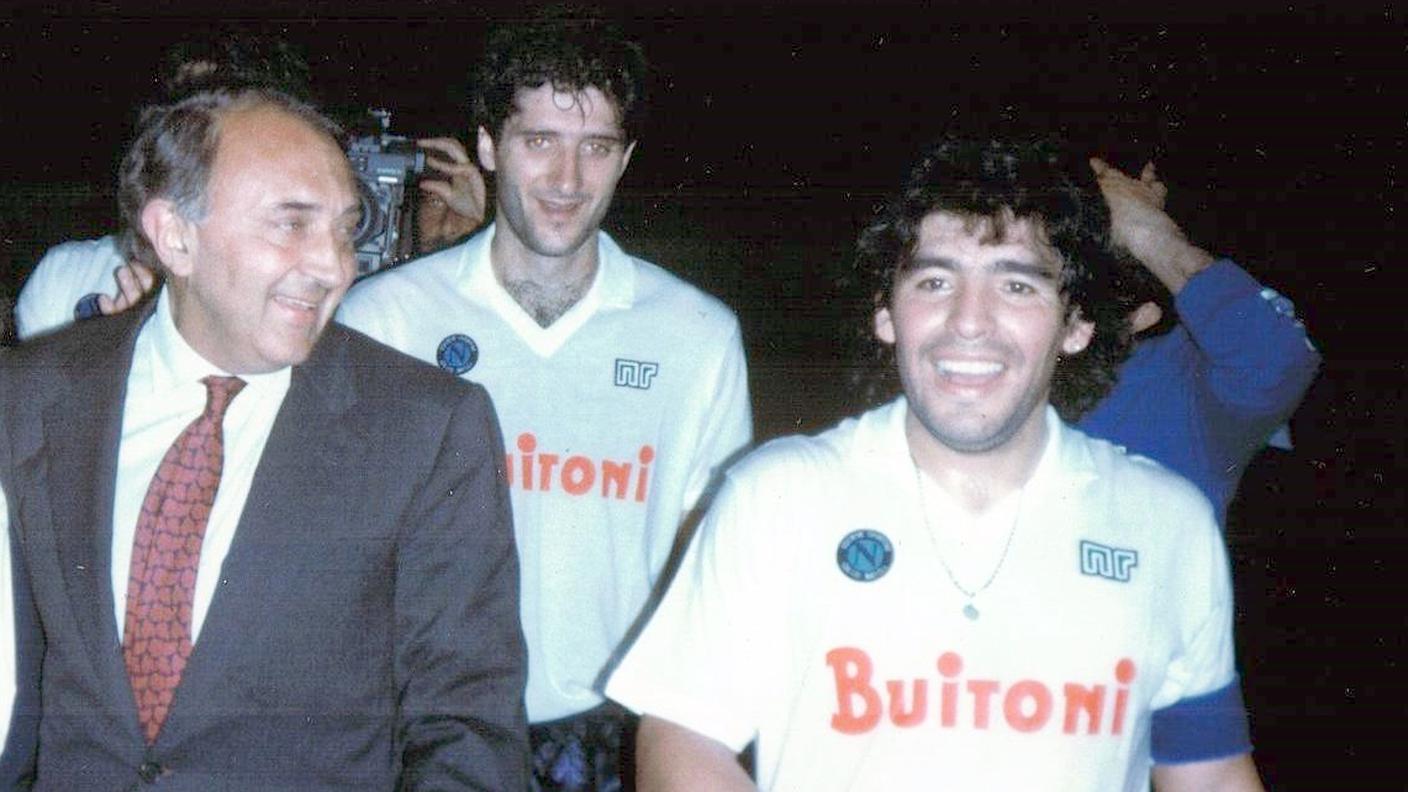 Corrado Ferlaino raggiante al fianco di Maradona nei giorni dei tronfi del Napoli