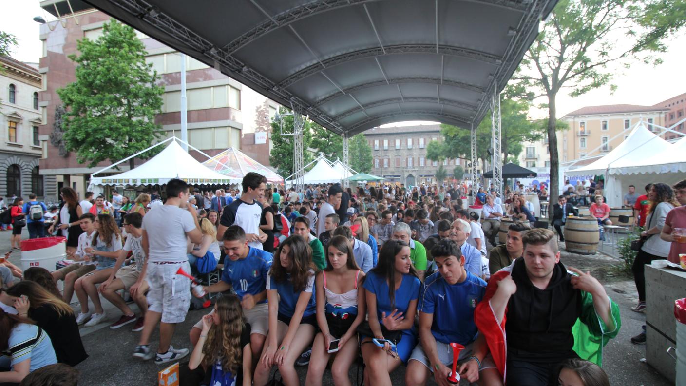 Piazza del Mercato a Lugano gremita