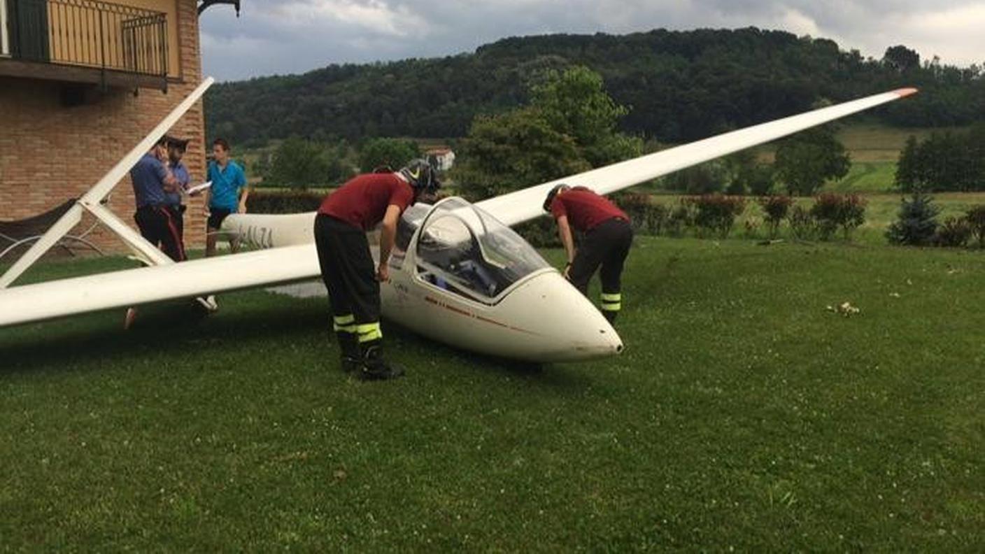 L'aliante con la coda spezzata nel giardino di una casa