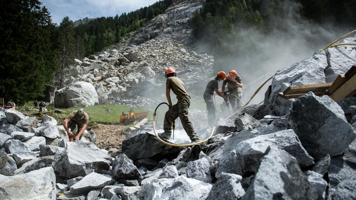 I militi al lavoro per rimuovere i massi