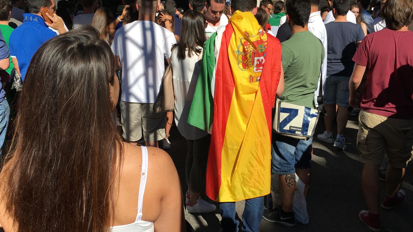 Due bandiere per un tifoso