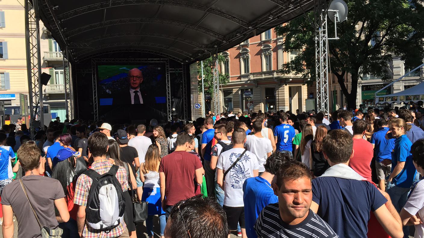Tutti davanti al maxischermo in attesa dell'inizio della partita