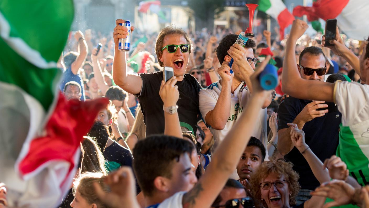 Usciti i rossocrociati, sono i tifosi degli azzurri a tenere vivo l'ambiente