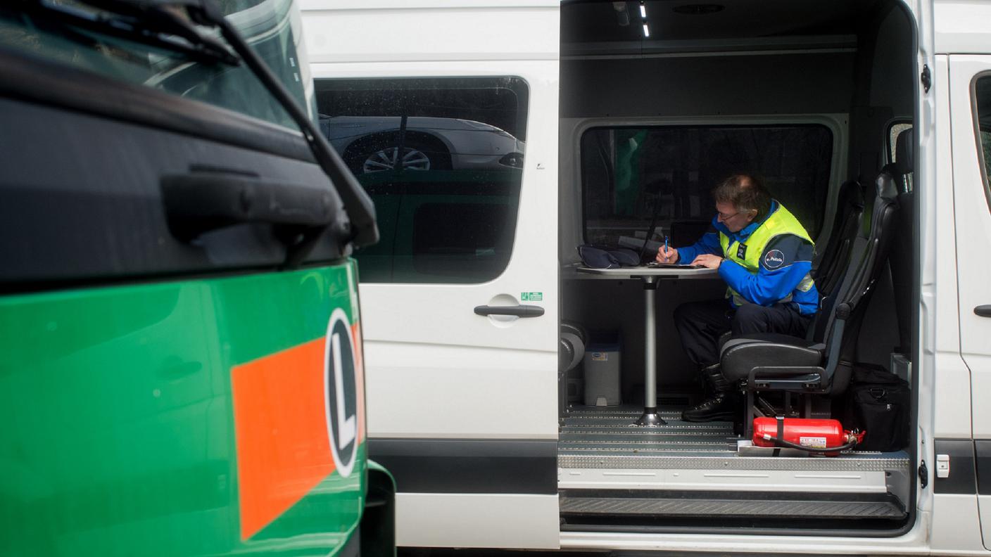 Un agente al lavoro nell'Ufficio mobile della polizia cantonale