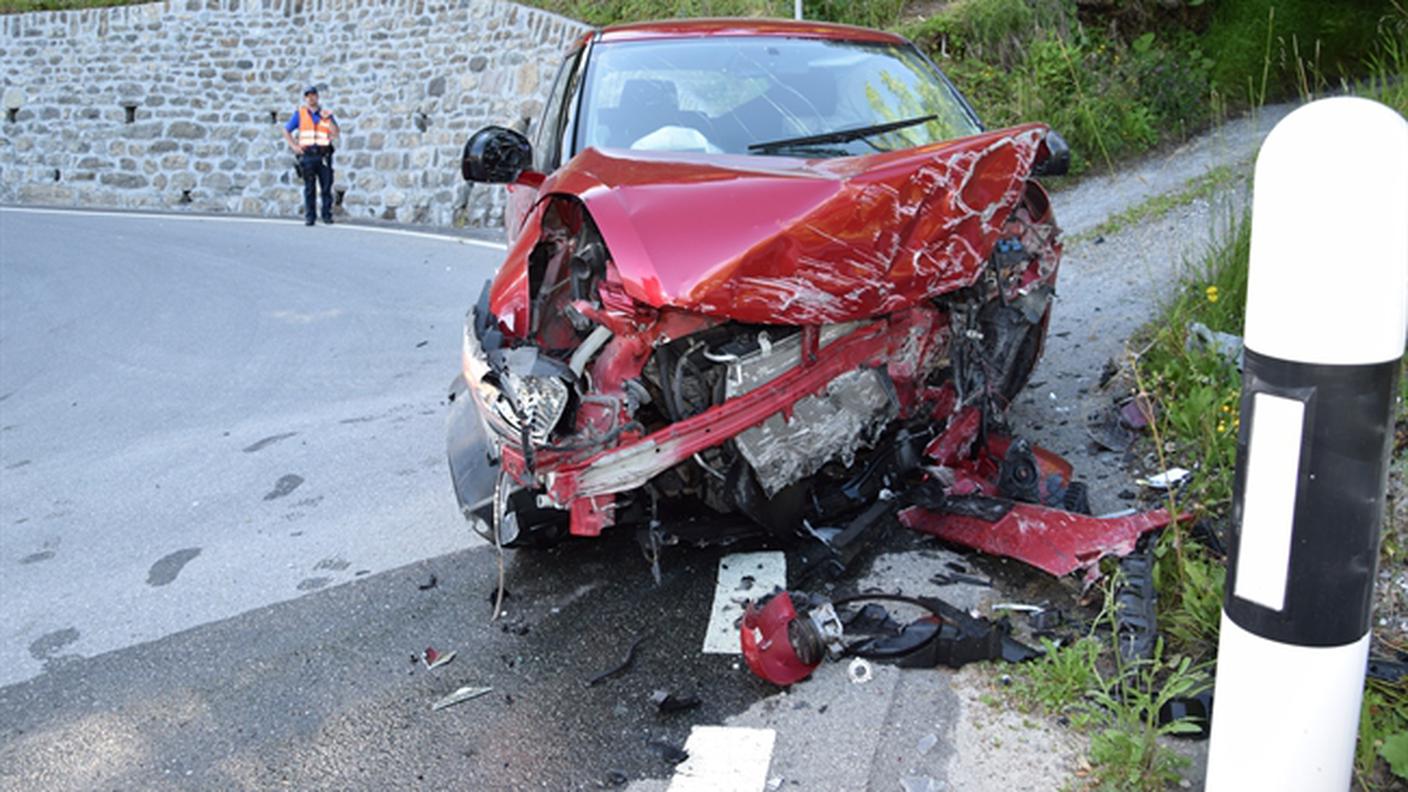 La vettura completamente distrutta nell'impatto contro il muro