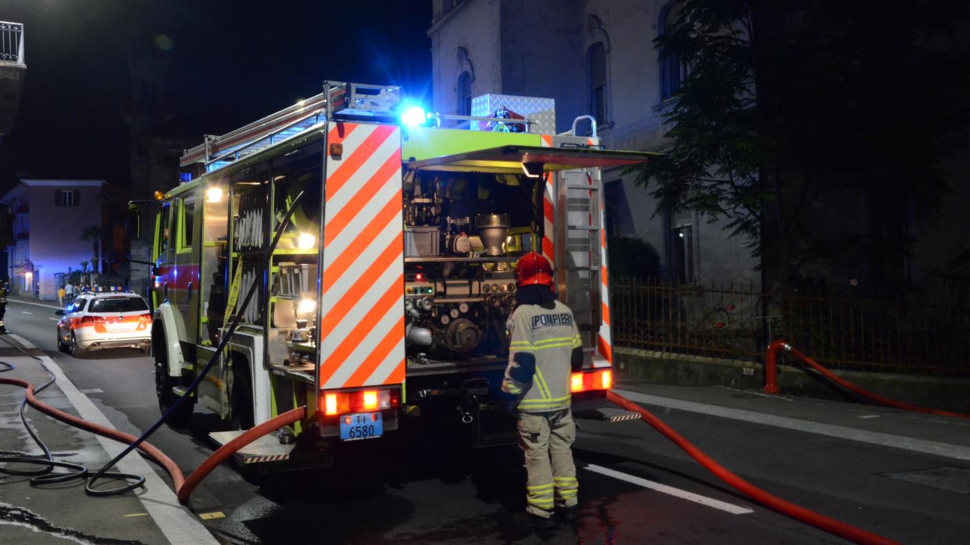 I pompieri di Locarno intervenuti per l'incendio nella falegnameria
