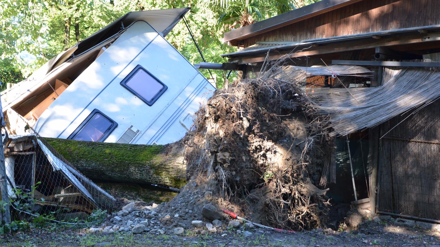 Roulotte distrutte e alberi caduti nei campeggi di Gudo e Cugnasco